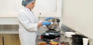 Flavie Talva, cheffe de projet recherche et développement dans l'entreprise Chancerelle à Douarnenez (29) 