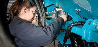 Une designeuse industrielle à son poste.